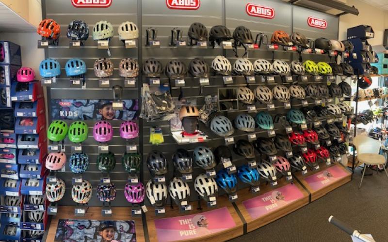 <p>Een goede helm maakt het verschil. Helmen die prettig zitten, er goed uitzien en doen wat ze moeten doen: beschermen. Ontdek de collectie bij Fietsshop Haren en vind jouw perfecte match.</p>