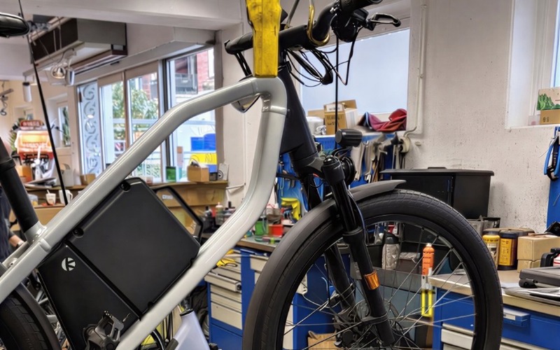 <p>Heeft jouw fiets een beurt nodig of is er iets kapot? Je kunt zonder afspraak bij ons binnenlopen voor reparatie en onderhoud. Onze vakmensen lossen het snel voor je op en vertellen je vooraf wat het kost.</p>