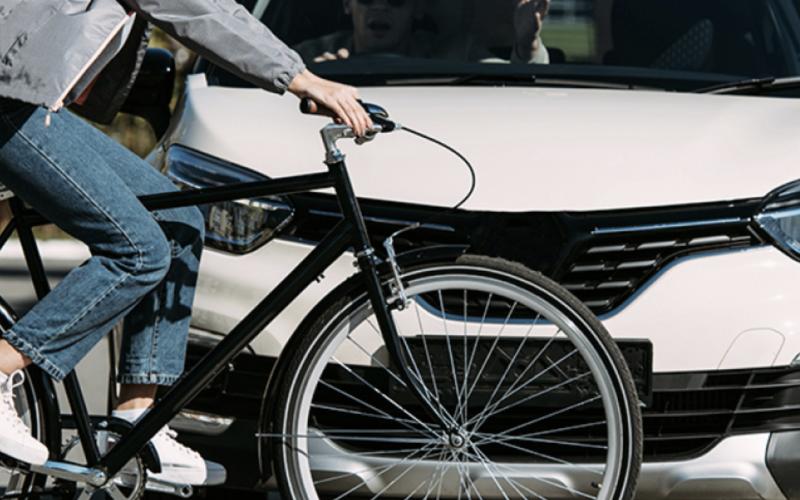 <p>Autofabrikanten laten je geloven dat je 130 km/u kúnt. Maar je gaat dat helemaal niet. In het echte leven zit je een flink deel van je tijd stil, stapvoets, zoekend naar parkeerplek, wachtend bij stoplichten én rondjes rijdend omdat Google Maps denkt dat jij wel houdt van uitzicht.</p>
