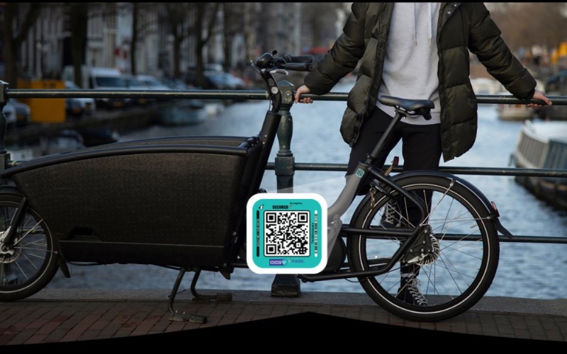 <p>Fietsdiefstal gebeurt vaak razendsnel. En eerlijk: als een fiets &ldquo;makkelijk mee te nemen&rdquo; is, verdwijnt &lsquo;ie ook makkelijker. Daarom kiezen steeds meer fietsbezitters voor een aanpak die twee dingen combineert: registratie (bewijs dat de fiets van jou is) &eacute;n zichtbare markering (zodat meteen duidelijk is dat de fiets niet anoniem is).</p>
