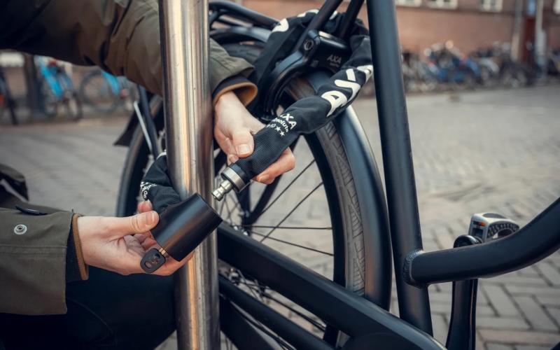 <p>AXA staat bekend om zijn betrouwbare en veilige fietssloten. Wij bieden sleutelservices voor alle AXA-producten, van&nbsp;AXA Defender U-slot&nbsp;tot&nbsp;AXA sloten met ge&iuml;ntegreerde alarmsystemen. Heb je een verloren sleutel? Of is je sleutel gebroken? Wij helpen je snel verder.</p>
